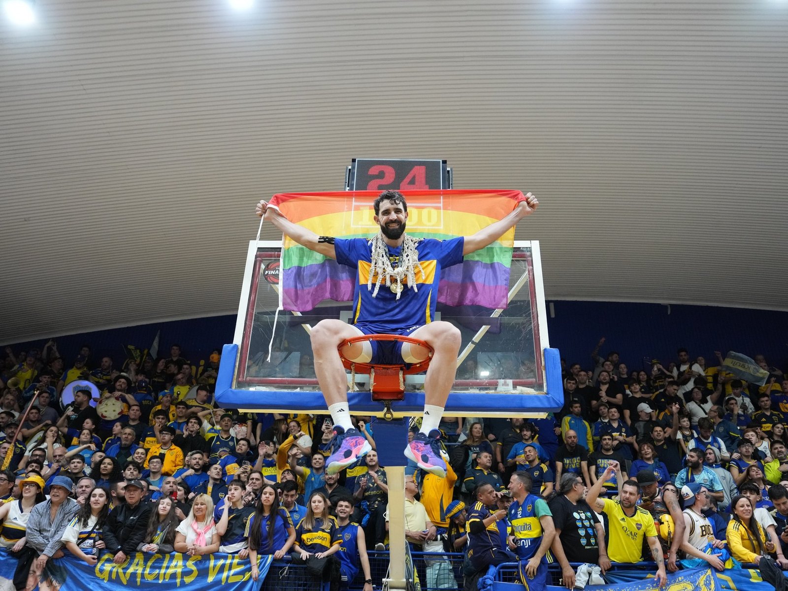 Un triunfo que trasciende la cancha: la valentía de un ícono del deporte argentino El pasado domingo, el mundo del depor... Descubre más sobre bandera, hacia...