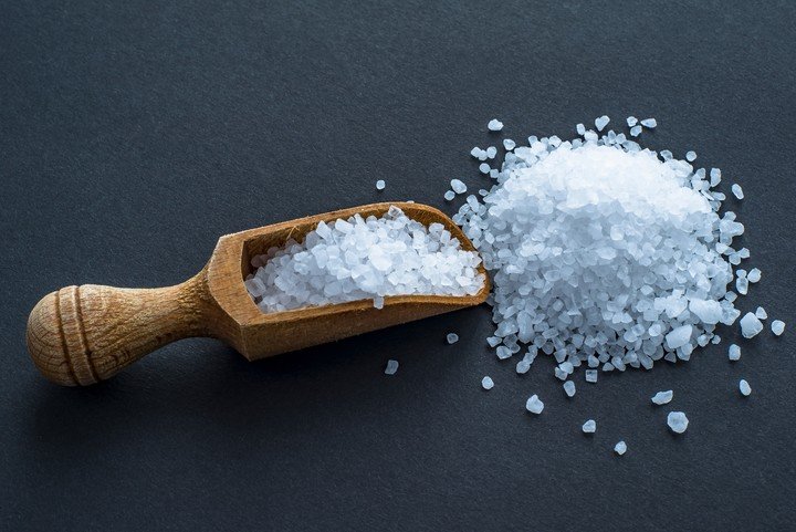La sal gruesa no solo combate la humedad, sino que también actúa como desodorante natural. Foto: Shutterstock.