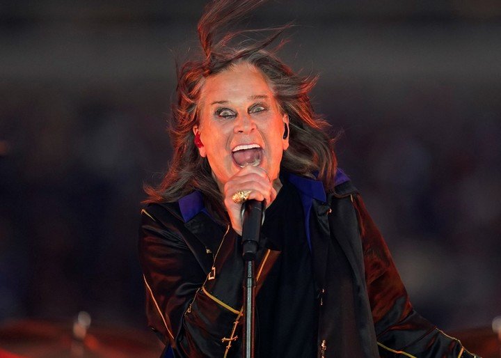 El exlíder de Black Sabbath, en un show que dio en un partido de la NFL, en 2022. Foto: AP Photo/Ashley Landis. 