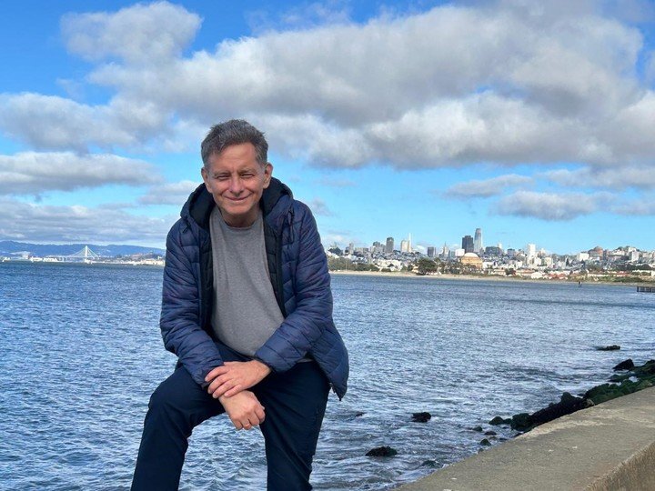 Ronald Cárdenas, el turista peruano que es uno de los más de 300 varados en un colegio de Hawaii.