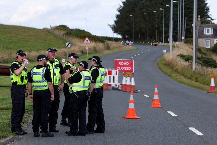 La policía de Escocia refrozó la seguridad cerca del campo de golf de Donald Trump cerca de Aberdeen, este sábado. Foto: REUTERS 