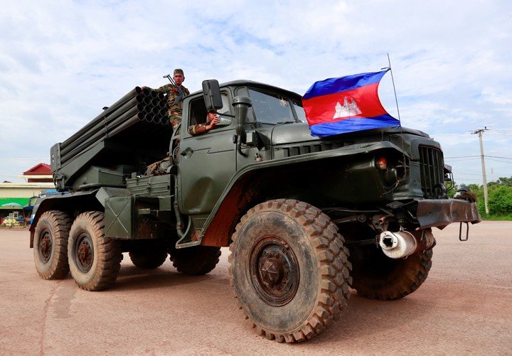 Soldados camboyanos viajan en un lanzacohetes múltiple autopropulsado en la provincia de Oddar Meanchey, Camboya. Foto: EFE