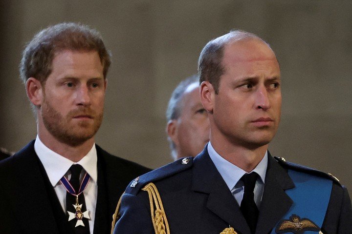 Los príncipes de Gales, William y Harry de Gran Bretaña reaccionan cuando el ataúd de la reina Isabel de Gran Bretaña llega al Westminster Hall desde el Palacio de Buckingham para su velatorio, en Londres, Gran Bretaña, el 14 de septiembre de 2022. Foto Reuters
