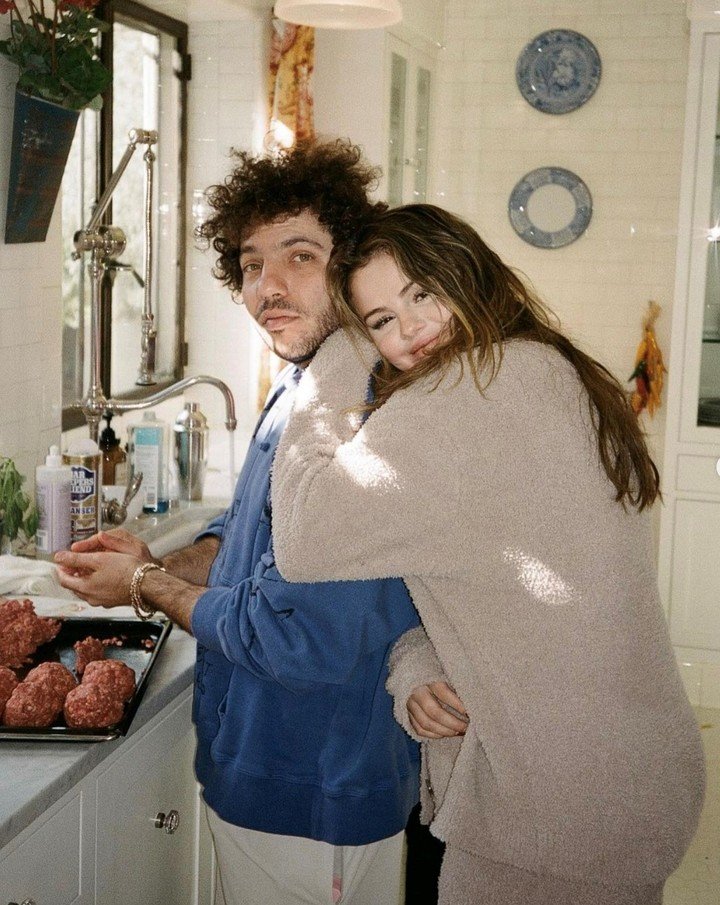 Selena Gomez y Benny Blanco ya le habrían enviado una invitación para su casamiento a Taylor Swift y Travis Kelce. Fotos: Instagram: @selenagomez