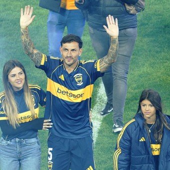 Leandro Paredes volvió a Boca y se emocionó frente a una Bombonera con 50 mil hinchas que renovaron la ilusión