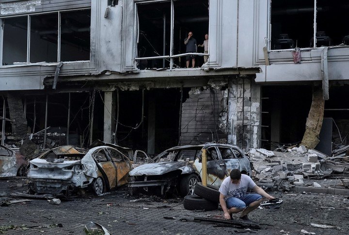 Un edificio y varios autos destruidos por un ataque de Rusia con drones, en Odesa, Ucrania, este martes. Foto: REUTERS