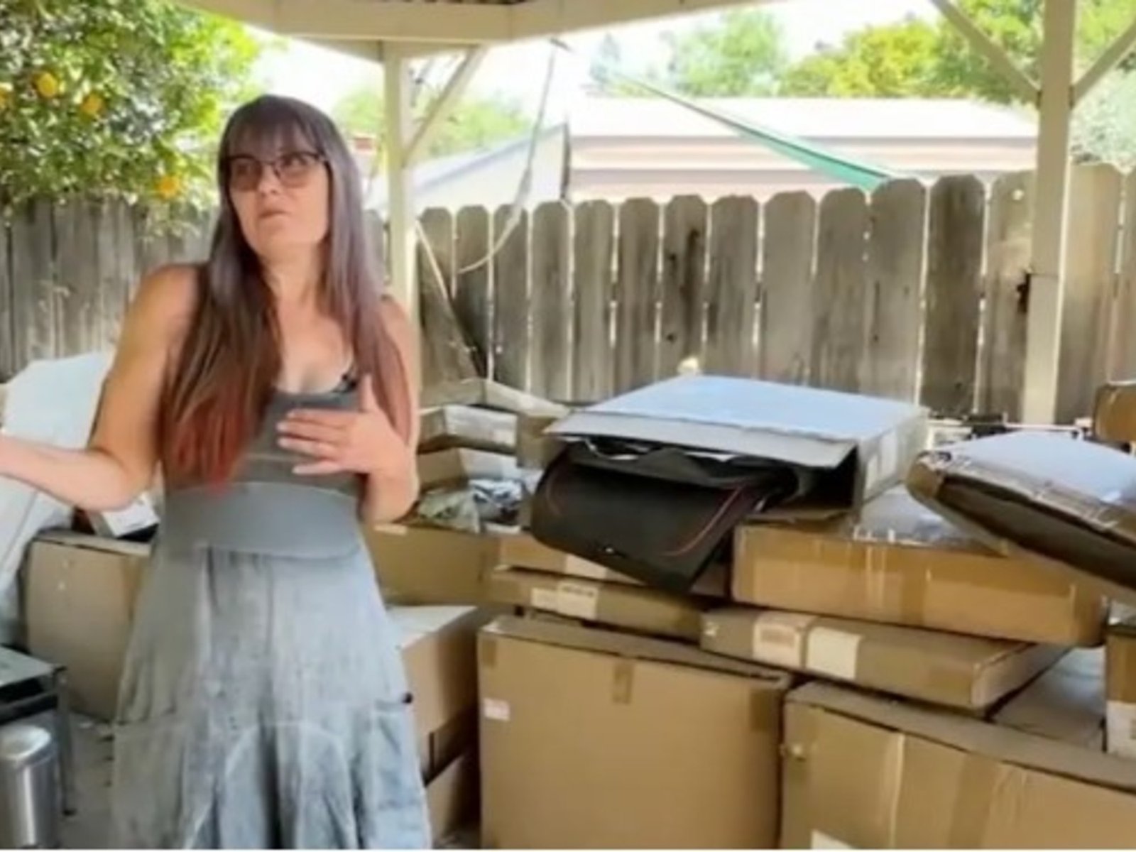 Un caos inesperado en la puerta de casa: la historia de una mujer atrapada entre miles de paquetes En un giro inesperado... Descubre más sobre capacidad, pla...
