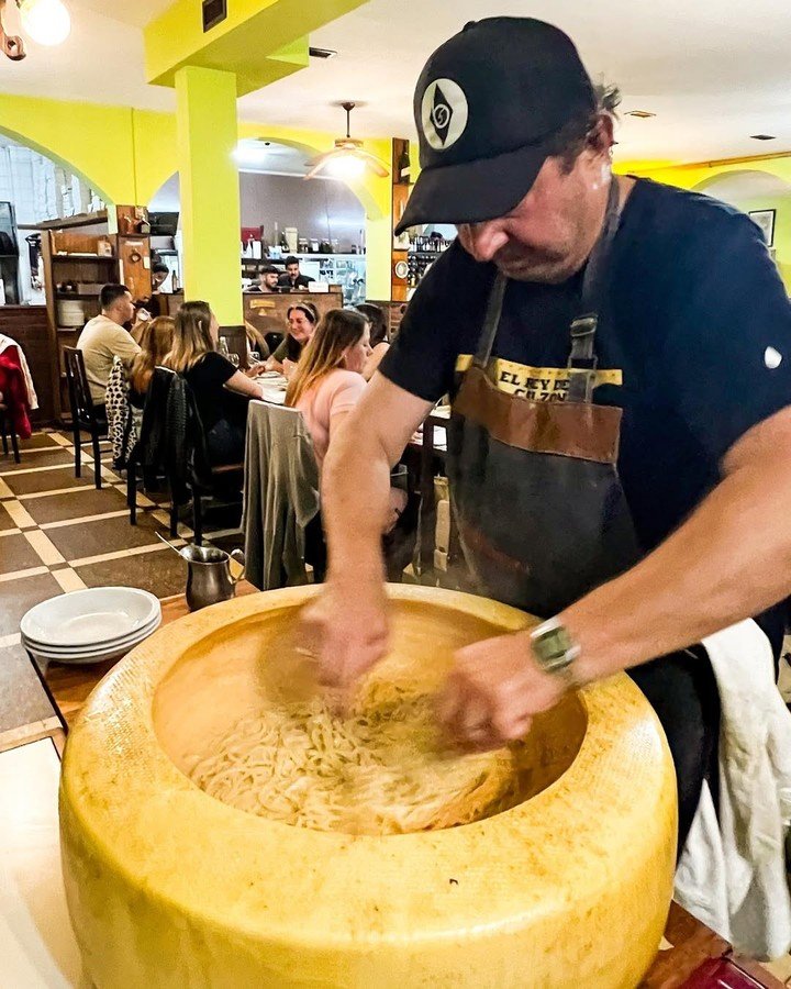 Su plato más famoso es el Cacio e Pepe, preparado dentro de una enorme horma de queso Grana Padano. Foto: Instagram @foodiemdq.