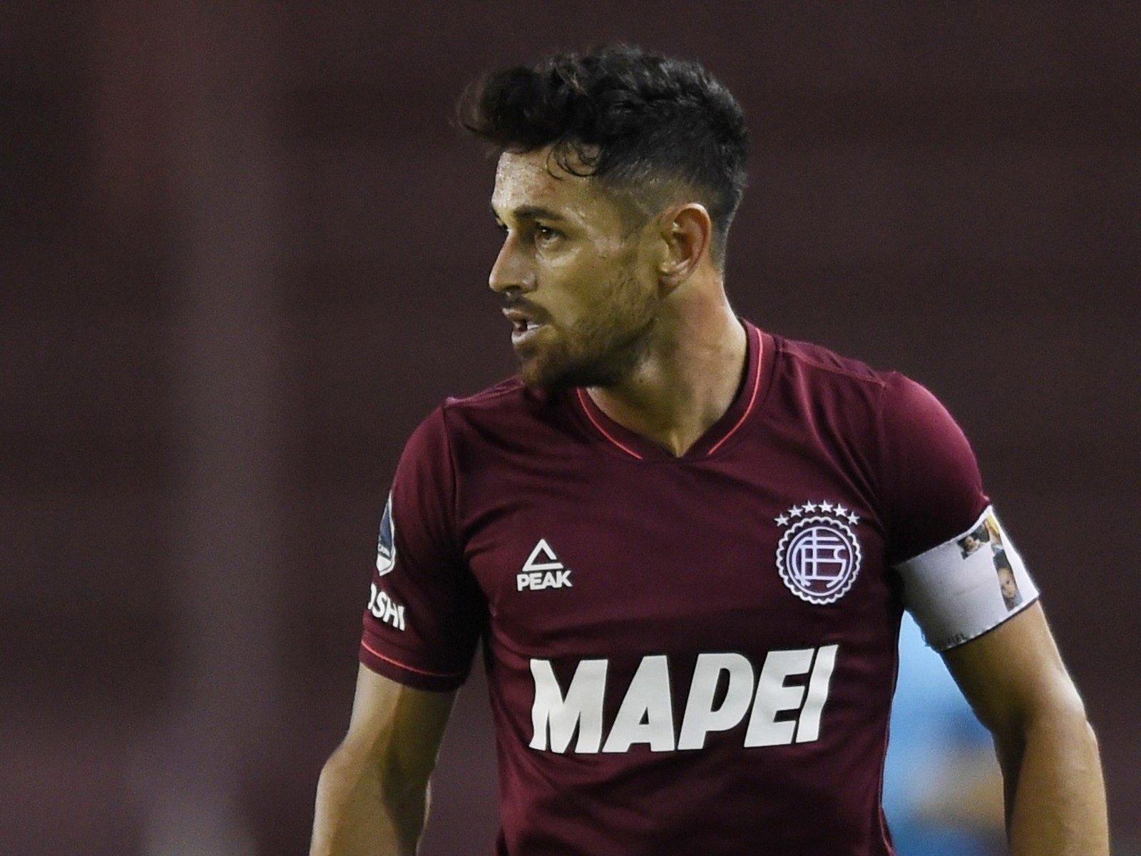El desencanto de un futbolista ante el arbitraje en el fútbol argentino La reciente derrota de Lanús ante Riestra no sol... Descubre más sobre claro, arbitra...