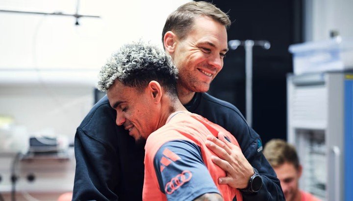 Luis Díaz, la nueva cara de Bayern Múnich, y el capitán Manuel Neuer. Foto: FCBayern
