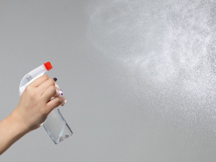 Para sacar el hielo del parabrisas podés rociar una mezcla casera con vinagre blanco. Foto: Freepik.