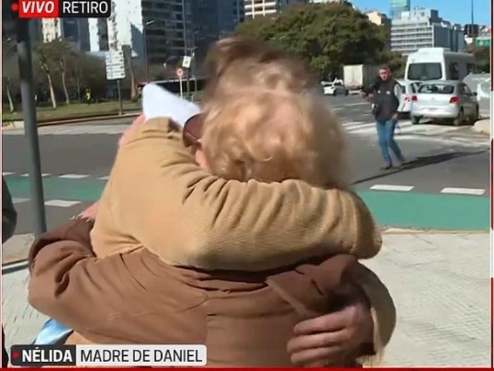 El emotivo abrazo de Nélida y Daniel Gómez Rinaldi. Fotos: Captura TV.