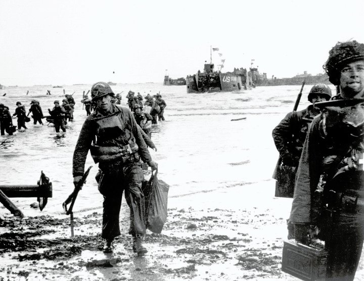 Soldados estadounidenses llegan a la costa en Normandía, Francia, en el histórico Día D de la Segunda Guerra Mundial, en junio de 1944. Foto: AP 