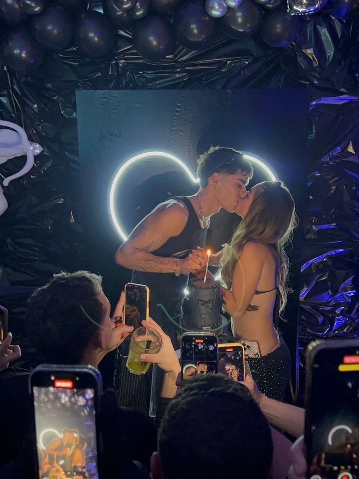 La pareja celebró el primer año de novios. Fotos: Instagram.