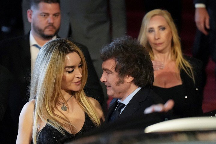 Javier Milei y Fátima Florez a la salida del teatro Colón, el día de asunción del Presidente. Foto AP