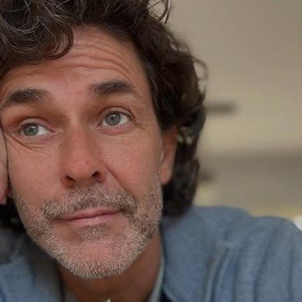 Mariano Martínez, a los besos con una cantante: de quién se trata