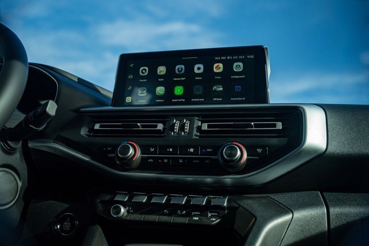 Pantalla multimedia táctil de 10 pulgadas con conexión inalámbrica Android Auto y Apple CarPlay.