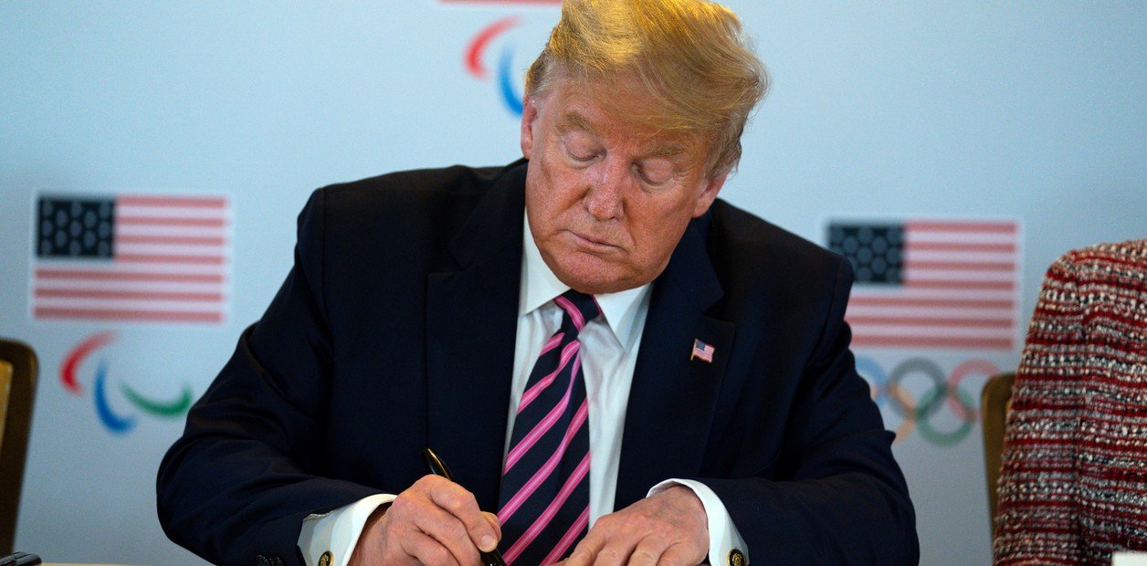 Un giro controvertido en la política deportiva estadounidense En un movimiento que ha levantado ampollas en el mundo del... Descubre más sobre deportivas, oc...
