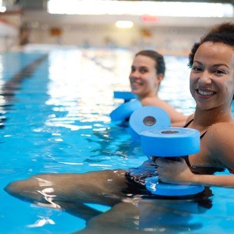Ejercicio vertical acuático, la evolución del acquagym que atrae a los mayores de 40