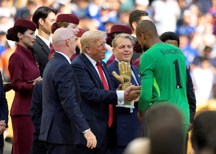 Trump celebra junto al plantel del Chelsea, campeón en Nueva Jersey, con maquillaje en su mano derecha. Foto Reuters/Mark Smith. 