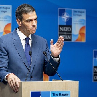 En su peor momento político, Pedro Sánchez ahora se enfrenta con Donald Trump, que amenaza a España con una guerra comercial