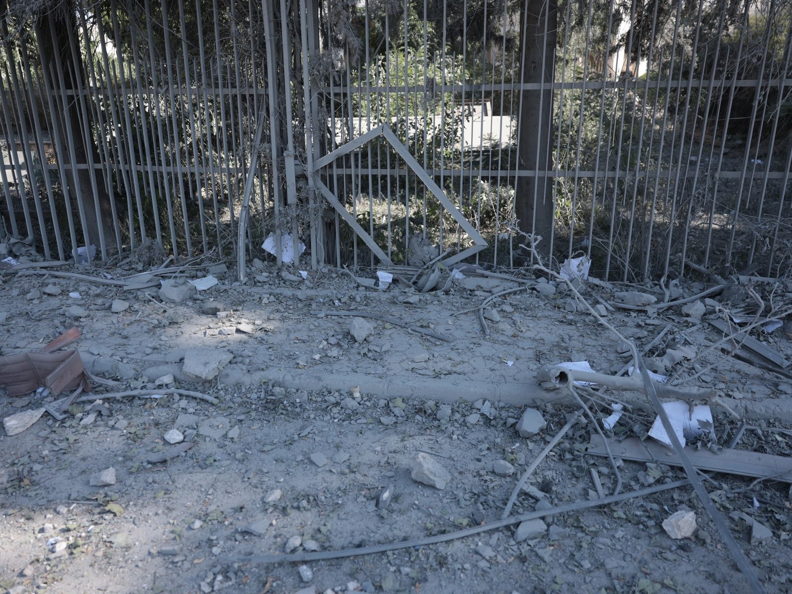 Daños en el exterior del edificio del Ministerio de Defensa Sirio tras ataque aéreo israelí en Damasco. Foto: EFE