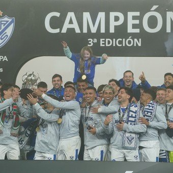 Bajo la niebla, Vélez venció a Estudiantes y empezó el segundo semestre como campeón de la Supercopa Internacional