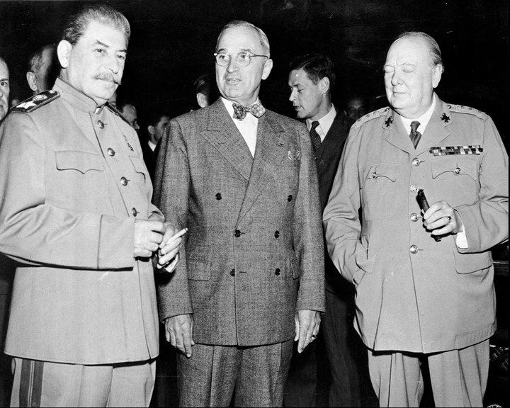 Iosef Stalin, Harry Truman y Winston Churchill, durante el encuentro en Potsdam, Alemania, que diseñó el mapa de la posguerra en 1945. Foto: AP 