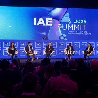 Empresas argentinas en alerta: cómo sobrevivir al dólar barato y empezar a exportar, según cuatro economistas