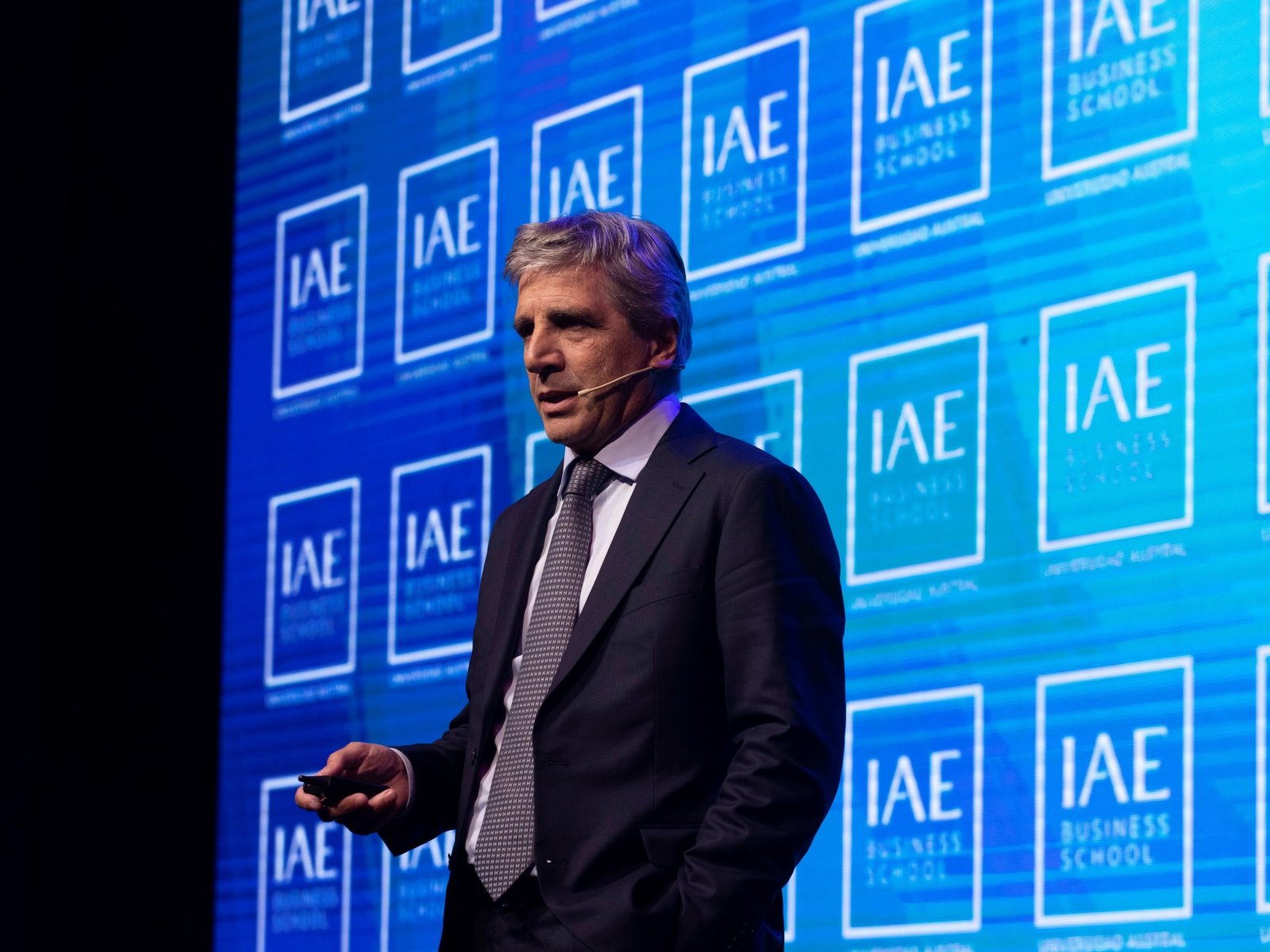 El ascenso del dólar y sus repercusiones en la economía argentina La economía argentina se encuentra nuevamente en el oj... Descubre más sobre calmar, salto,...
