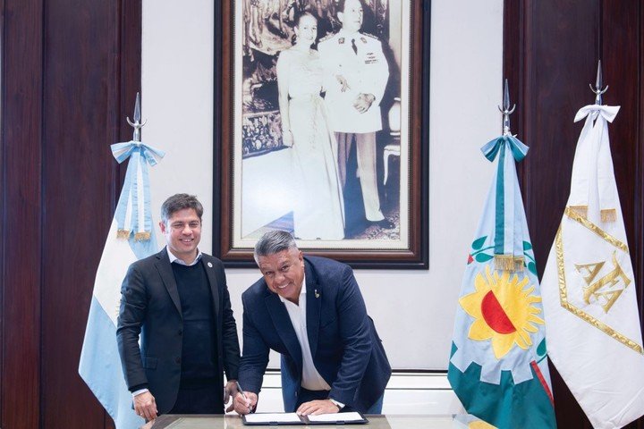 El gobernador Axel Kicillof y el presidente de la AFA, Claudio Tapia, firman un convenio por el uso del estadio único de La Plata.