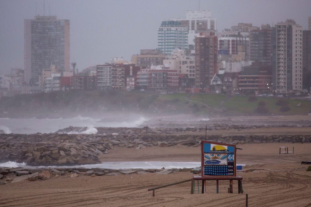 Imagen relacionada con Clima cálido de 12° en Mar del Plata, con sorpresas y ráfagas fuertes este sábado.