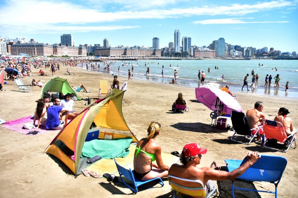 Imagen relacionada con Mar del Plata disfruta un domingo soleado tras la niebla, ideal para actividades al aire libre.