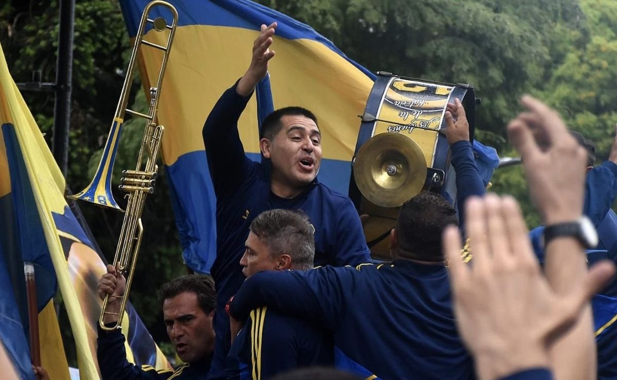 Imagen relacionada con Protesta de hinchas de Boca Juniors en La Bombonera contra Juan Román Riquelme.