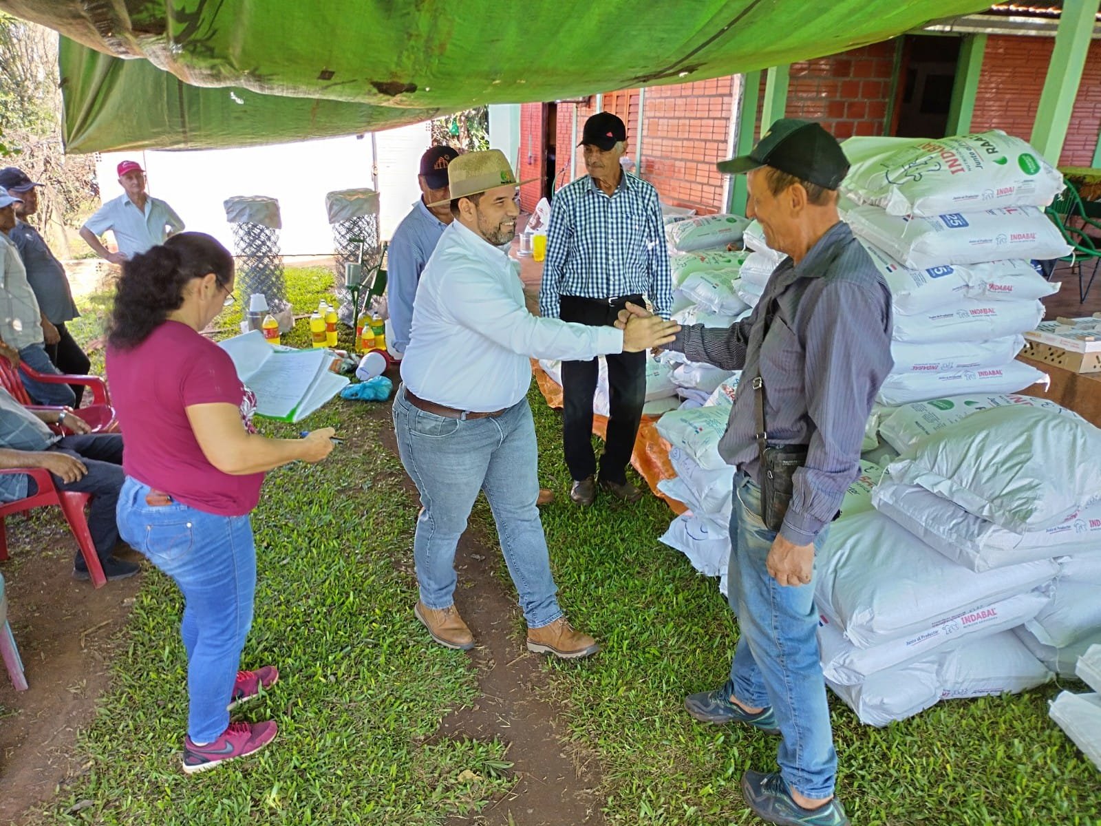 Imagen relacionada con Entrega de insumos y capacitaciones para productores agropecuarios; inscripciones al Banco de Insumos.