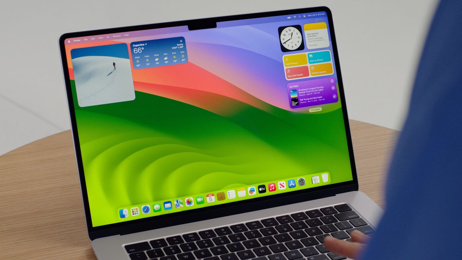 El macOS 26 Tahoe de Apple presenta un nuevo diseño con apariencia de Liquid Glass, carpetas personalizables y mucho más. Parece que has escrito "mac", que podría referirse a varias cosas, como una computadora de Apple o incluso a un nombre. Si me das un poco más de contexto o el texto completo que necesitas traducir, estaré encantado de ayudarte.