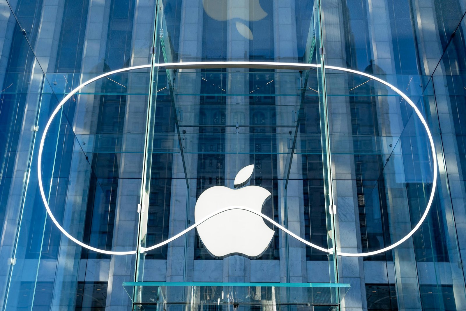 Apple apela la "sin precedentes" multa de €500 millones impuesta por la UE por su tienda de aplicaciones. iPhone