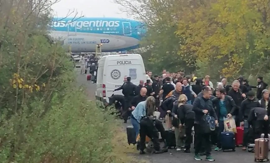 Imagen relacionada con Amenazas de bomba en Aerolíneas Argentinas generan tensión; el Gobierno culpa a los gremios.