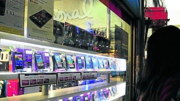 Imagen relacionada con Celulares y tecnología a bajos precios en Ciudad del Este atraen a argentinos en crisis económica.