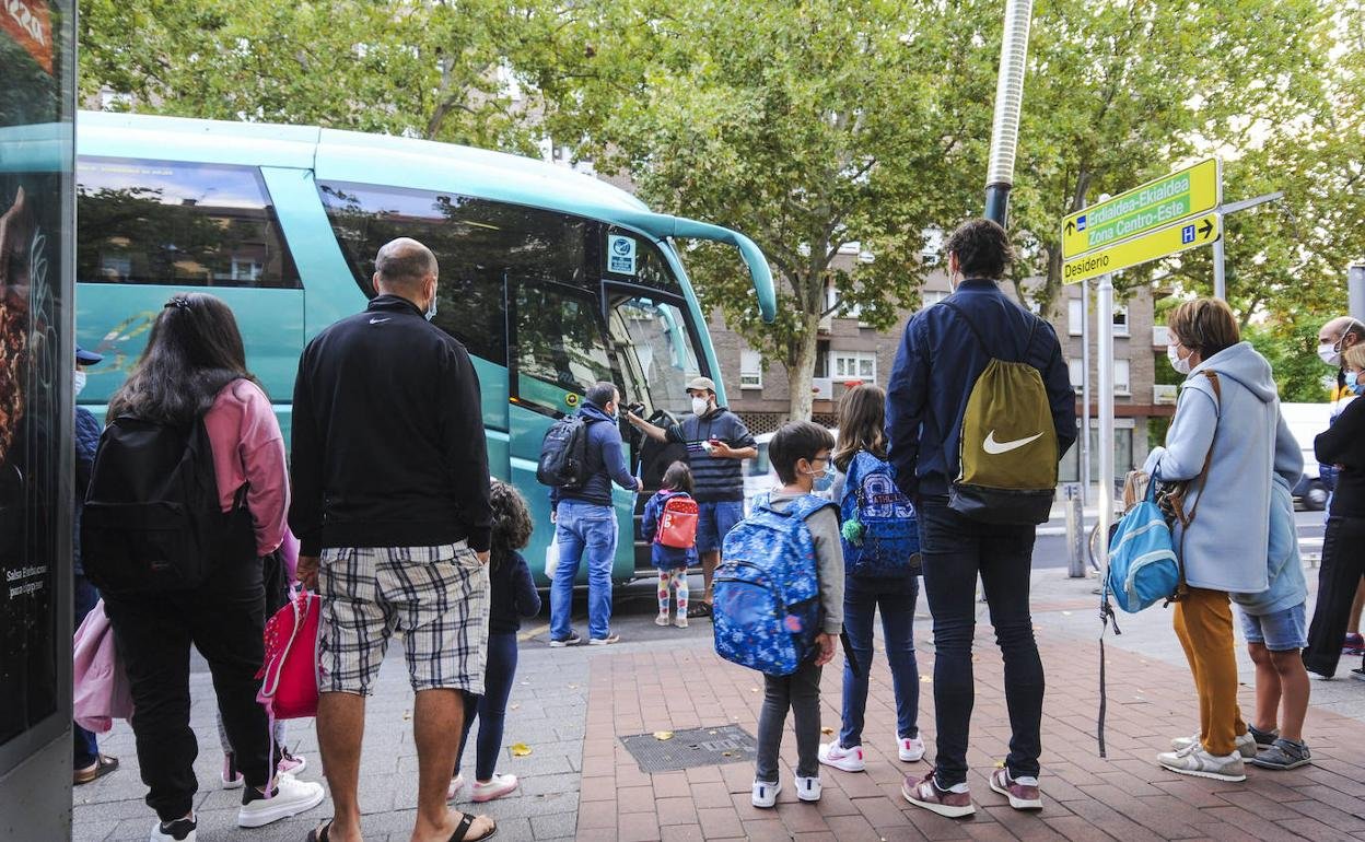 Imagen relacionada con Acuerdo del Consejo Escolar restablece el transporte escolar tras semanas de incertidumbre.