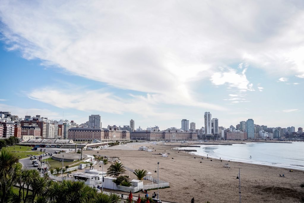 Imagen relacionada con Mar del Plata alcanzará casi 25° este jueves, pero se prevén cambios climáticos posteriores.