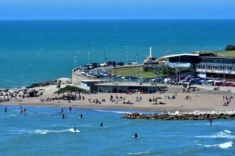 Imagen relacionada con Mar del Plata tendrá un sábado inusual con sol y viento, iniciando las vacaciones de invierno.