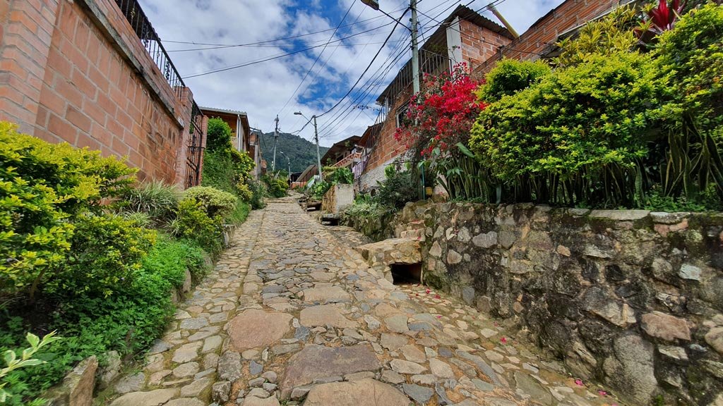 Quito se posiciona en el top 10 turístico de Latinoamérica por su historia, cultura y naturaleza en Redacción Clarín, Asimismo