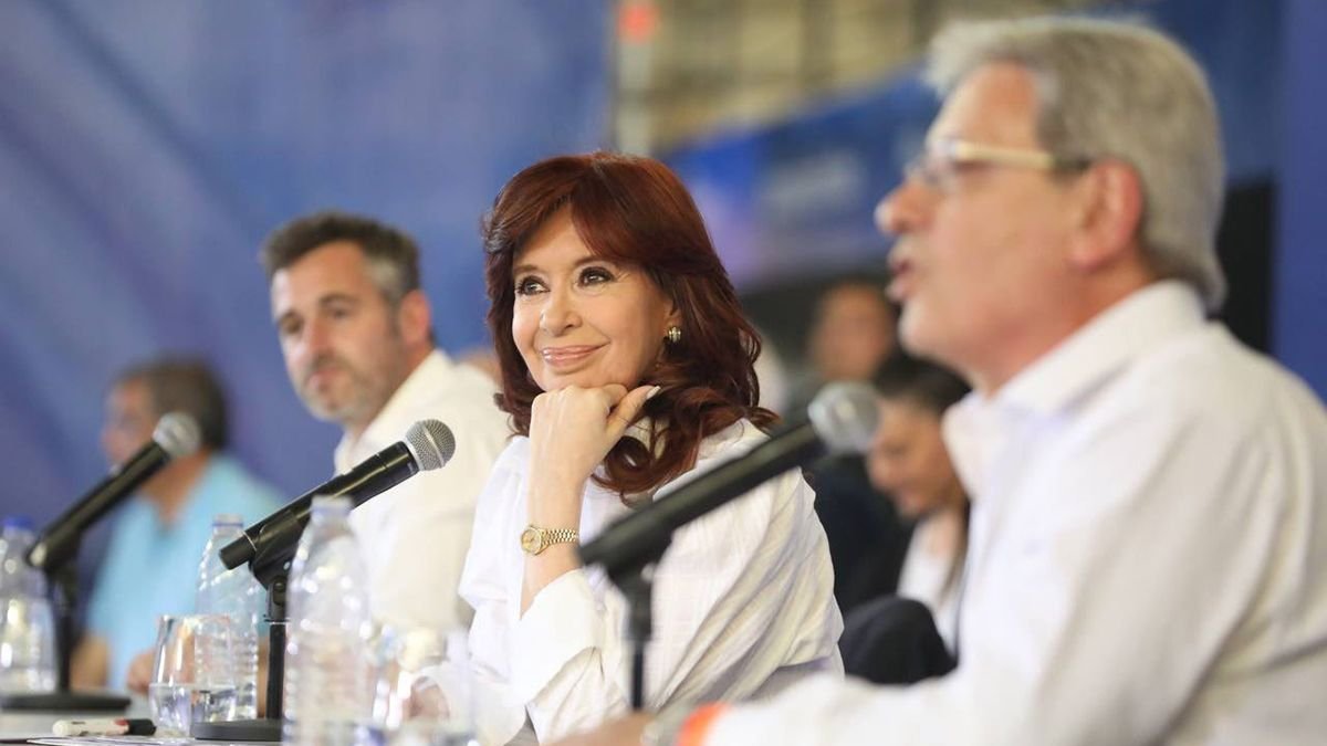 Presa en su casa, Cristina Kirchner reaparecerá mañana en un acto en El Cronista, Economía