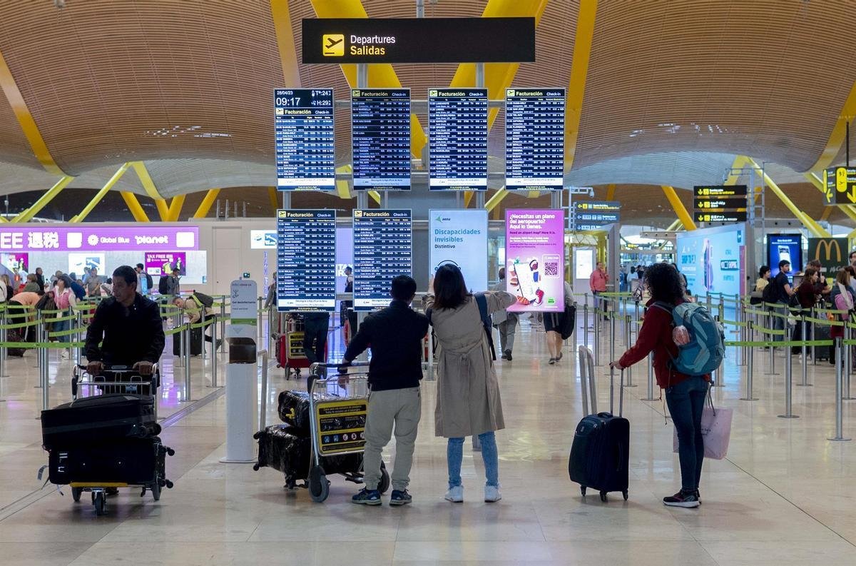 Hubo caos en el aeropuerto de Madrid Barajas pero no demoró los vuelos a Buenos Aires (no sabemos si con todos los pasajeros) en Aeropuertos, Posteado