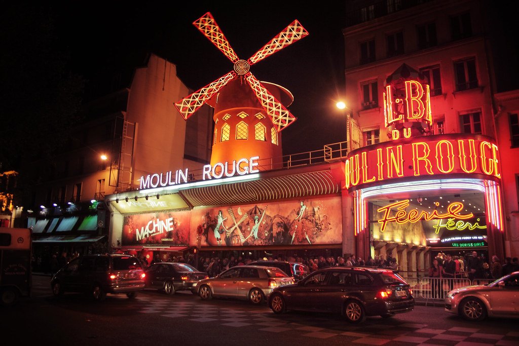 Vuelven a girar las aspas del Moulin Rouge, el cabaret más famoso de París en Redacción Clarín, Catorce