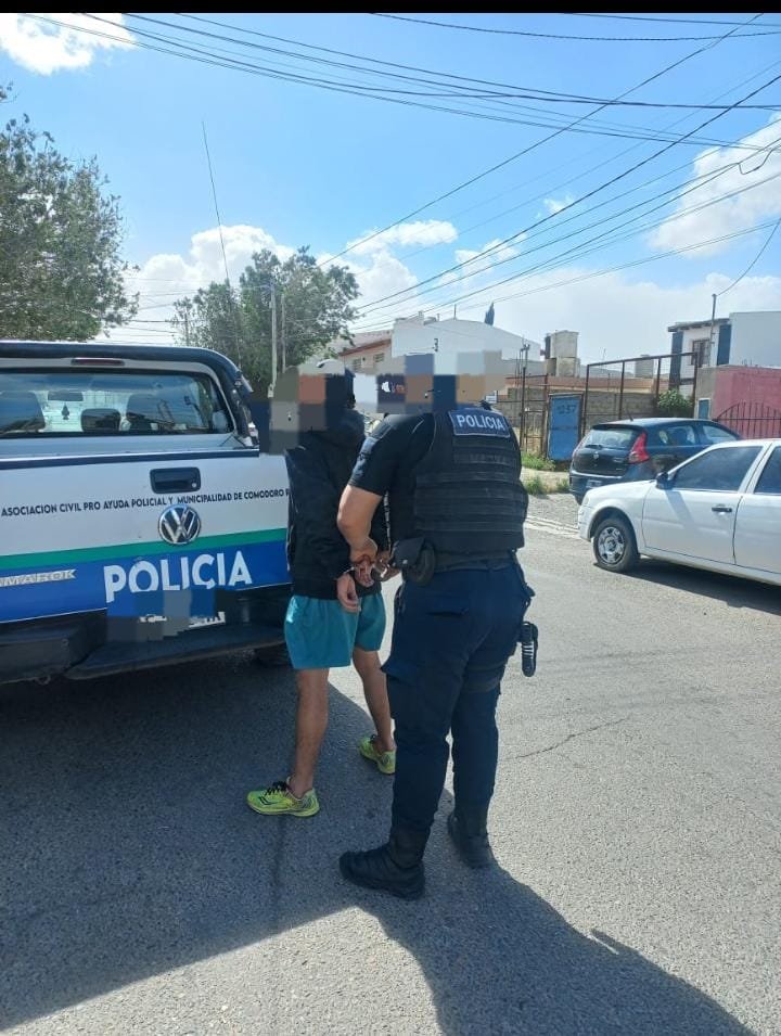 Imagen relacionada con Detienen en Comodoro Rivadavia a un hombre con pedido de captura durante patrullaje nocturno.