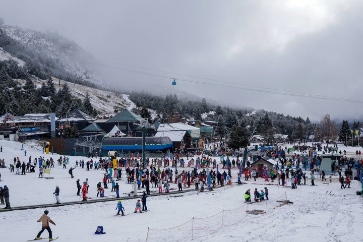 El Cerro Catedrla, en Bariloche. Nevó el lunes pero recurren a los cañones que hacen nieve artificial. Foto: Eugenia Neme 