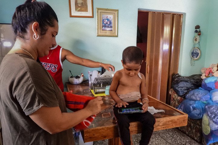 Jessica Rodriguez Romero, con su hijo Luis Angelo, que necesita medicamentos muy difíciles de conseguir en Cuba. Foto: AFP 