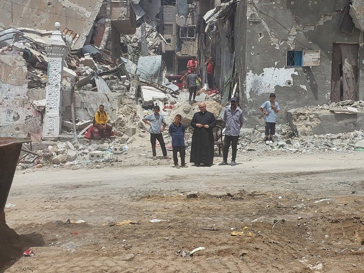 Gabriel Romanelli, recorre las zonas atacadas por un bombardeó israelí.
